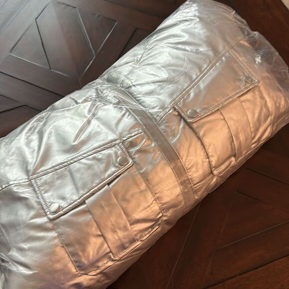 NWT PRETTYLITTLETHING SKI Silver High Shine Cropped Puffer Coat - Picture 6 of 6